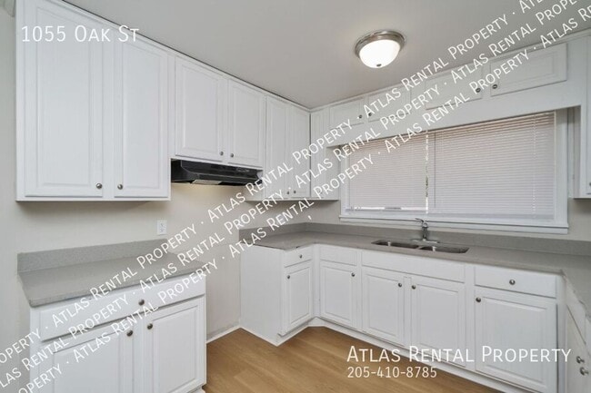 Building Photo - 1055 Oak St