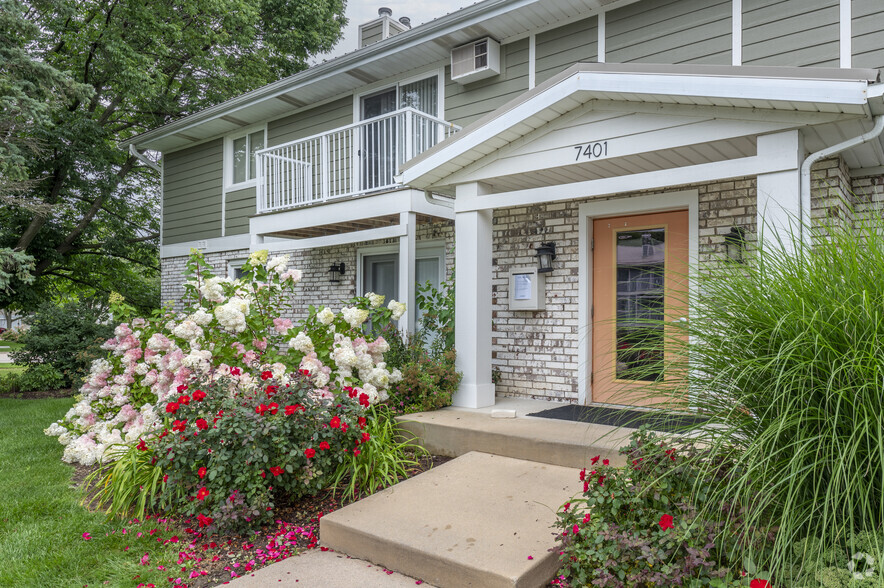 Entrance - Heathercrest Apartments