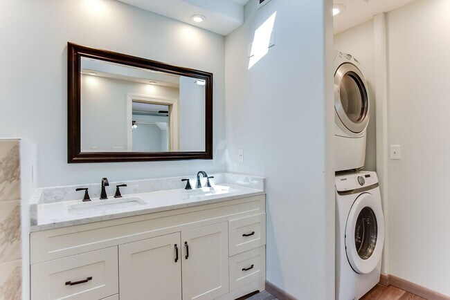 Building Photo - Renovated 3 Bedroom 2 bathroom house. Superb Master suite.