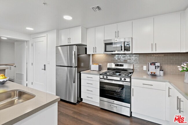 Building Photo - 325 N 1st St