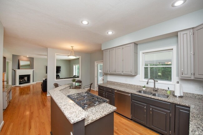 Building Photo - 3801 W Capilano Dr