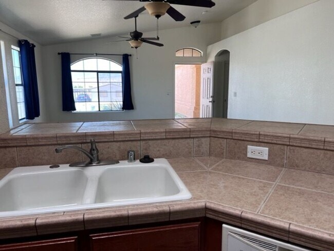 Building Photo - 3 Bedroom 2 bath Home Boat Deep Garage and RV parking Near Safeway