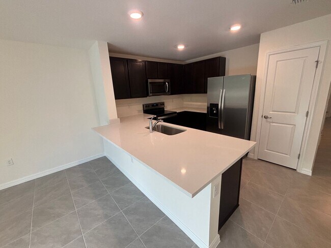 Building Photo - Amazing Location! Town House with Garage I...