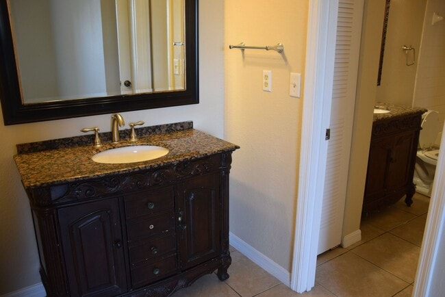 Building Photo - Prime Location in Orlando! Gated Community...