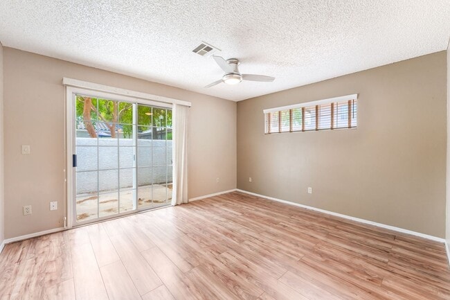 Building Photo - Single Story  2 bedroom and 2 bathroom Con...