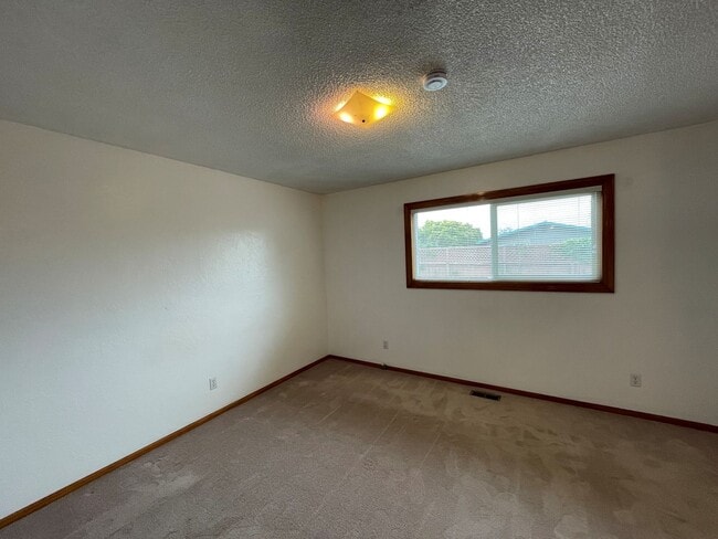 Building Photo - Charming 3 Bedroom, 2 Bath Home with Attac...