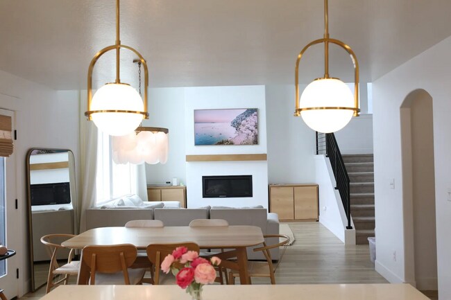 Building Photo - Modern 3 Bedroom Saratoga Springs Home!