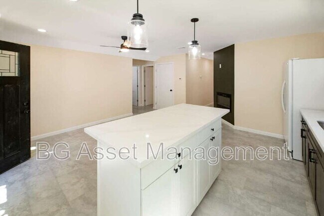 Building Photo - 2807 Sabral Cir