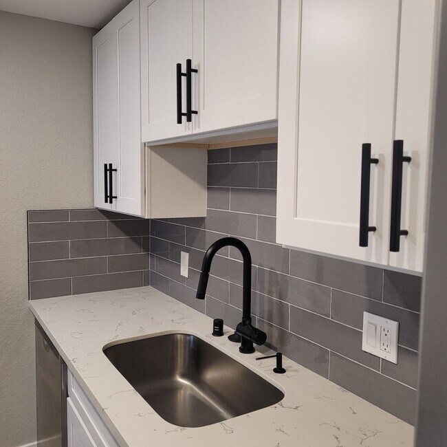 Building Photo - Beautiful 2 Bedroom Condo in Redmond