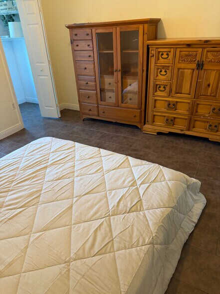 Building Photo - 1723 SW 23rd St