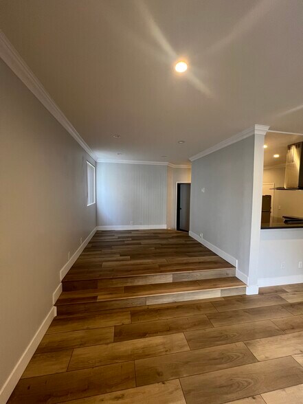 Building Photo - 2107 N Beachwood Dr