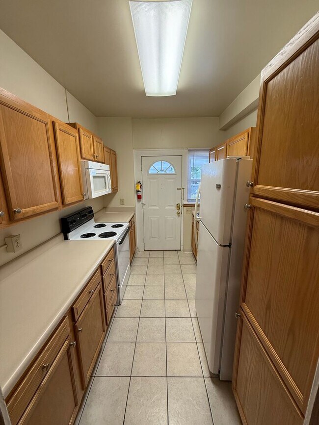 Building Photo - 2112-2120 Indianola Ave.