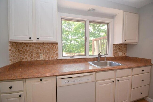 Building Photo - 3 Lakeview Pl