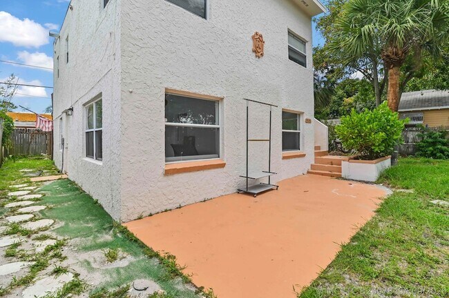 Building Photo - 515 Putnam Rd