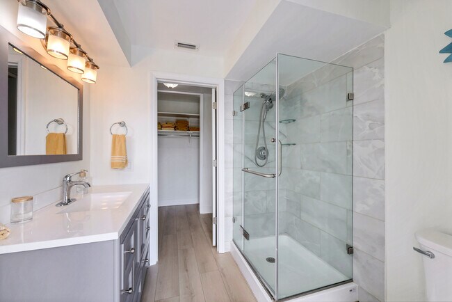 Building Photo - 1432 Wellington Ct