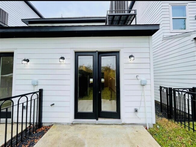 Building Photo - 3233 Real St