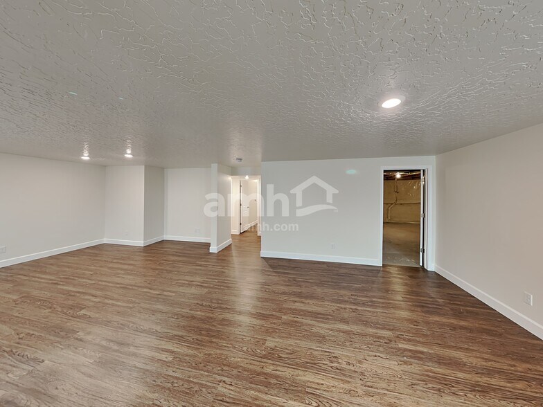 Building Photo - 2986 E N Vlg Dr
