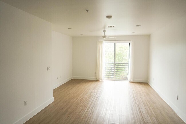 Building Photo - Modern East Austin 2/2 Condo Available Now!