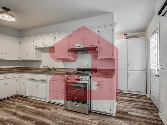 Building Photo - 224 W 5th St