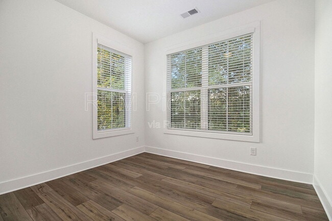 Building Photo - 205 Firefly Cir