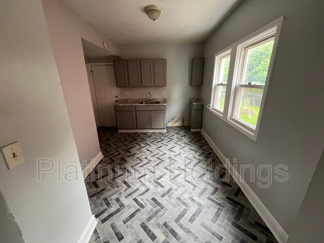Building Photo - 4112 E 114th St