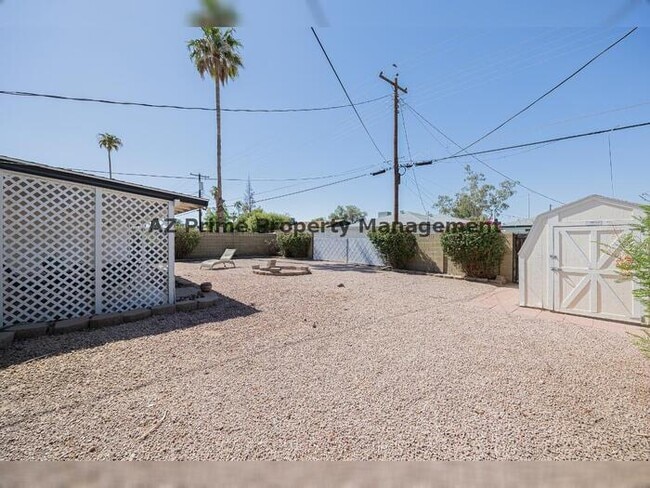 Building Photo - 8614 E Palm Ln