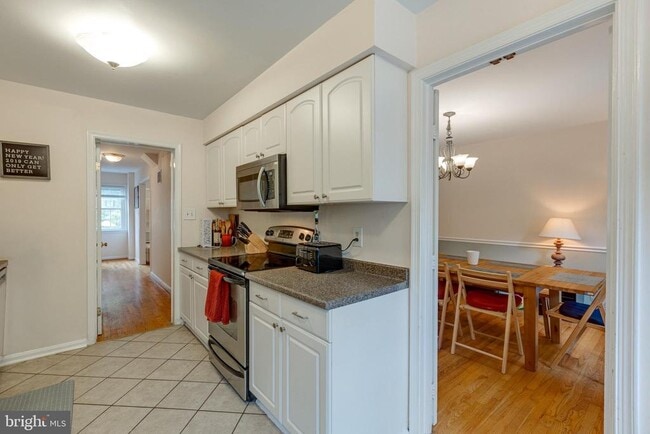 Building Photo - 6813 Market Square Dr