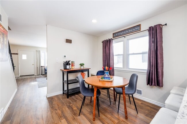 Building Photo - 207 W Ivy St