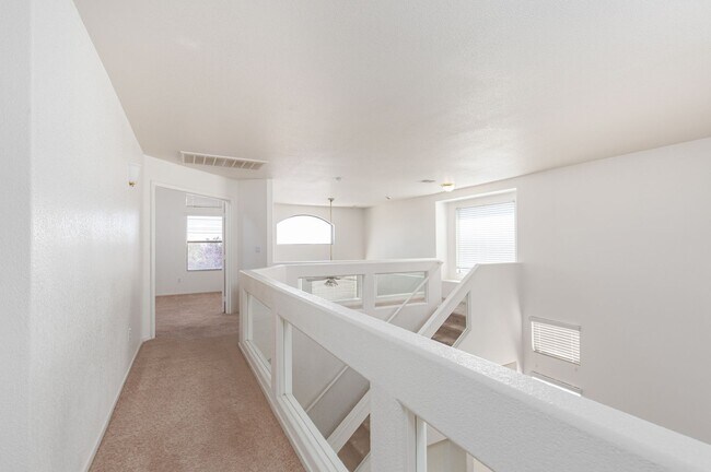 Building Photo - Great 5 Bedroom Home in Summerlin