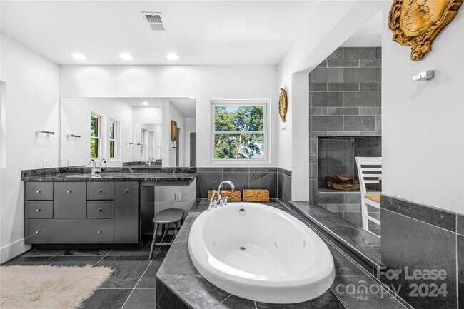 Building Photo - 49 Castle Ct