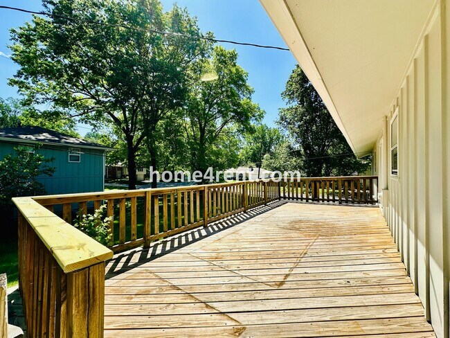 Building Photo - Like New, Ranch Style Home in Raytown - Wood Floors, Finished Basement, Fenced Yard!