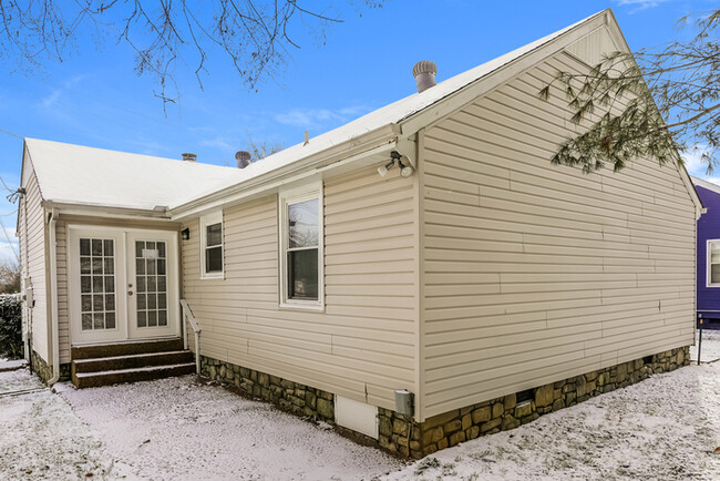 Building Photo - Cozy 3 Bedroom