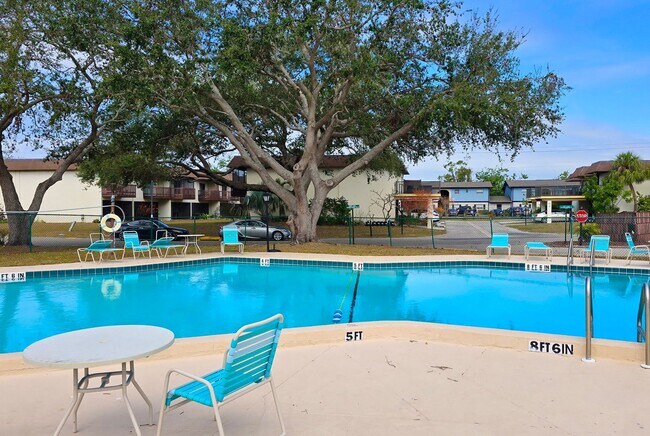 Building Photo - 2 BR/ 2.5 BA Townhome in Gated Community w...