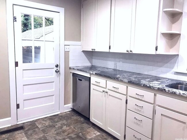 Building Photo - Adorably Updated 3 bedroom home in Hillcrest