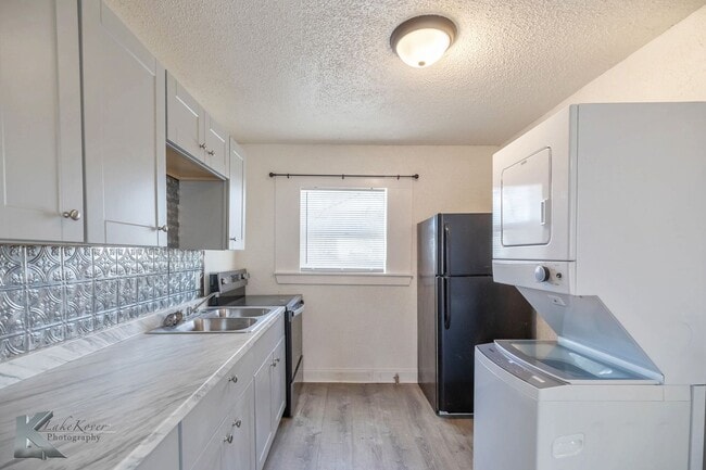 Building Photo - 2 bed 1 bath, New kitchen, new windows!