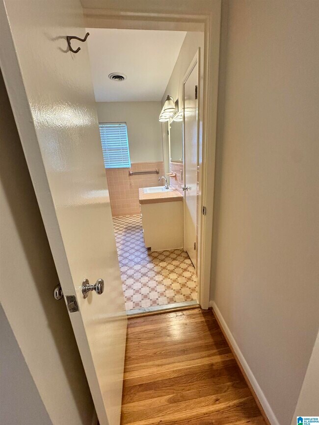 Building Photo - 3712 Country Club Dr S