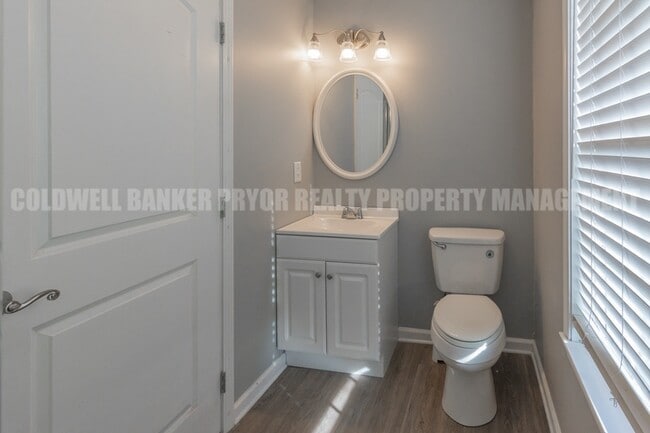 Building Photo - 345 Yoakum St