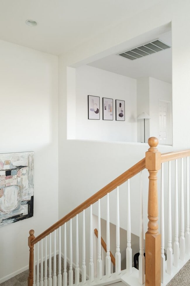 Building Photo - 4 Bedroom Fully Furnished Mid-term Rental