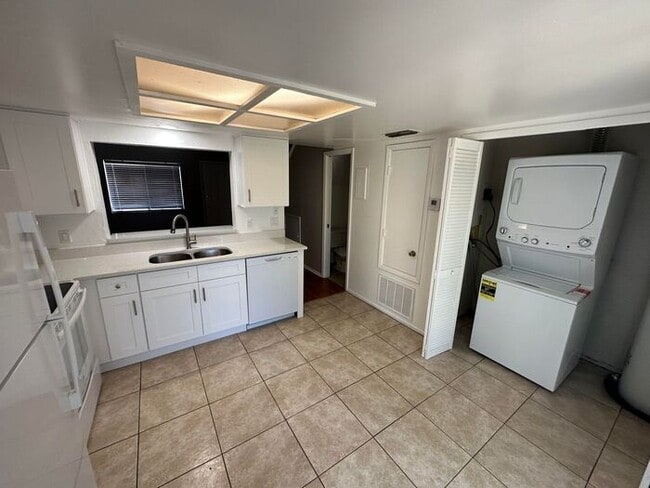Building Photo - GREAT 2/2.5 Townhome Near UCF! Available Now!