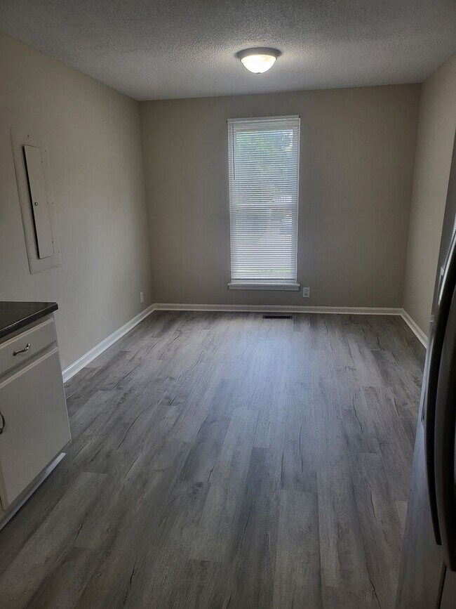 Building Photo - Large three bedroom, one and a half bath t...