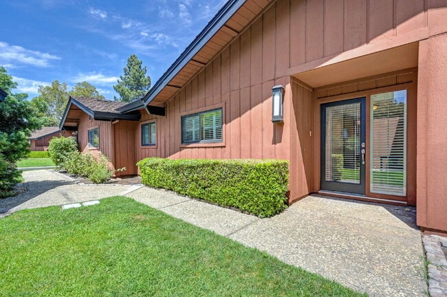 Building Photo - Fabulous condominium home on 6th Fairway of El Macero Country Club.