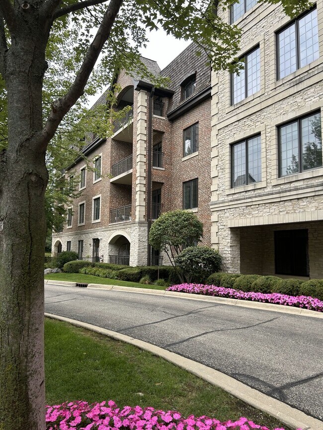 Building Photo - 1800 Amberley Ct