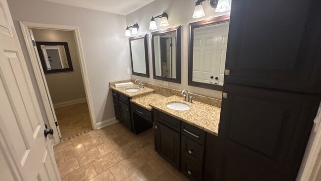 Building Photo - 983 Rolling Oaks Ln