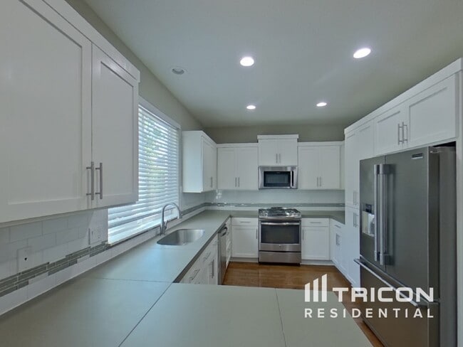 Building Photo - 16050 SW Loon Dr