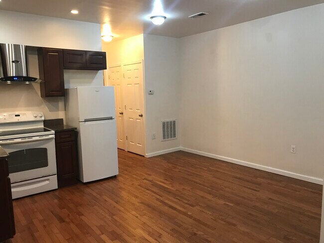 Building Photo - 1520 Moore St