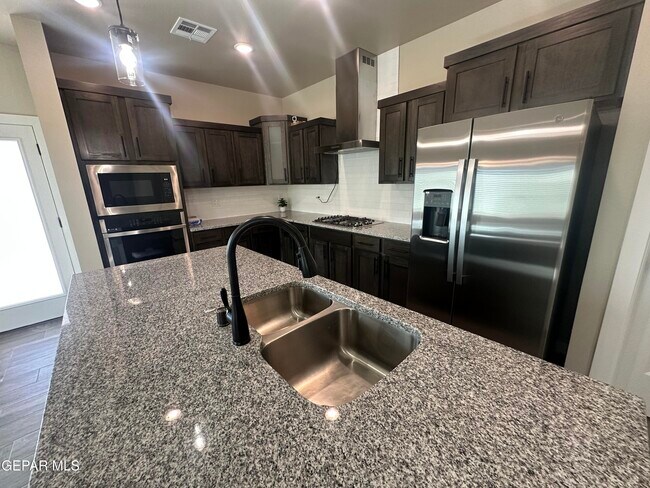 Building Photo - 12637 Viendo Norte Dr