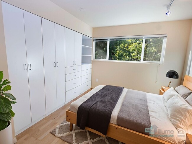 Building Photo - 1-Month Rent Free! Condo Near OHSU with Huge Deck, Stunning Views and Parking