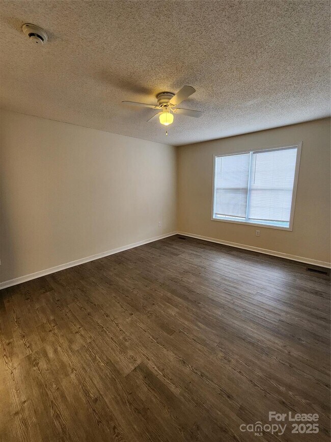 Building Photo - 5127 Daffodil Ln