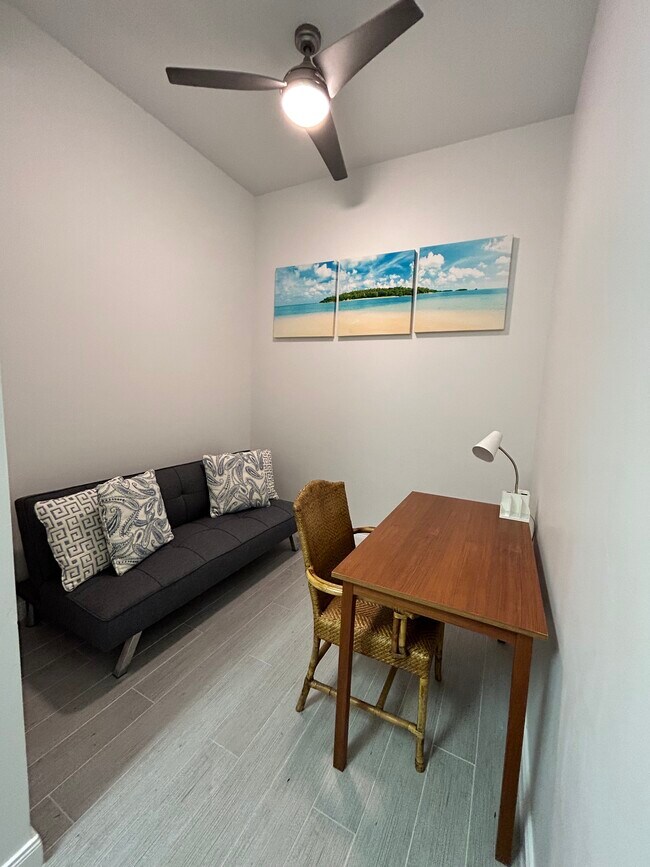 3rd Bedroom/Den with Sofabed - 28 Harbour Isle Dr W