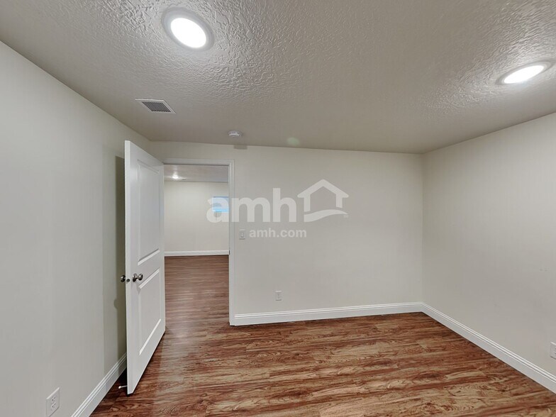 Building Photo - 6094 S Jordan Pkwy W